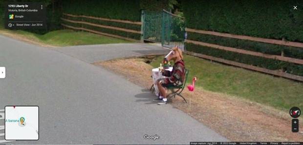 24 Wacky Things Spotted On Google Street View (24 photos)