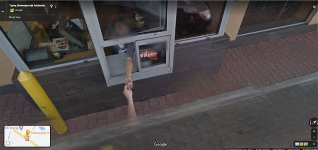 24 Wacky Things Spotted On Google Street View (24 photos)