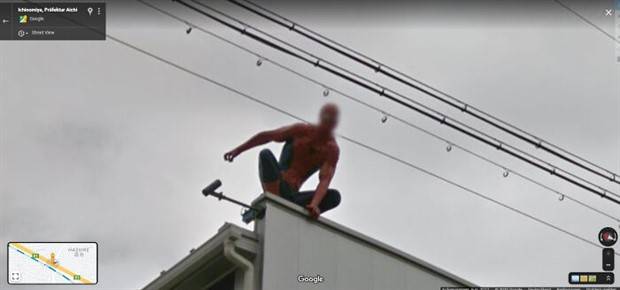 24 Wacky Things Spotted On Google Street View (24 photos)