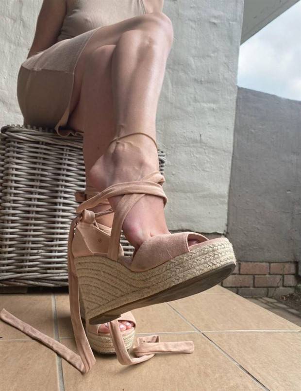 Hot Barefoot Girls #4 (41 photos)