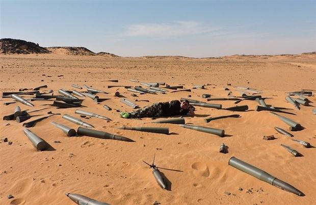 Abandoned Tanks in the Sahara (20 photos)