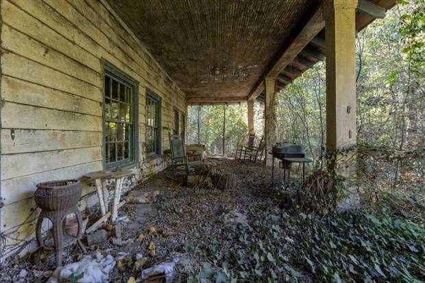 The Abandoned House of an Antique Car Collector (37 photos)