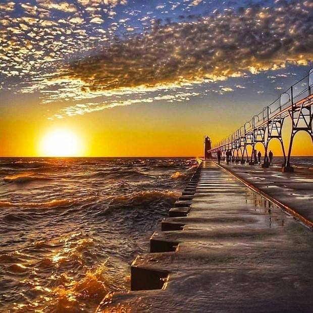 Enchanting Sunsets: Serenity in Golden Hues (20 photos)