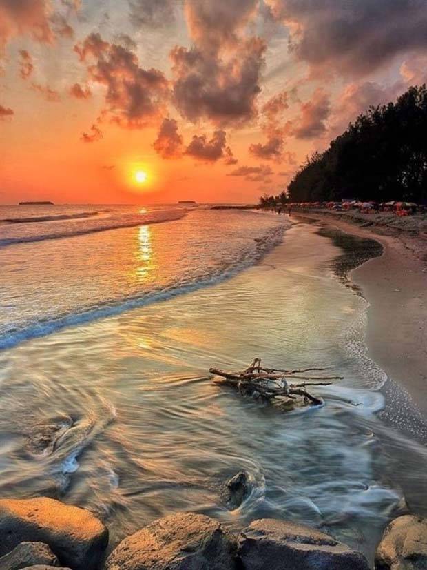 Enchanting Sunsets: Serenity in Golden Hues (20 photos)