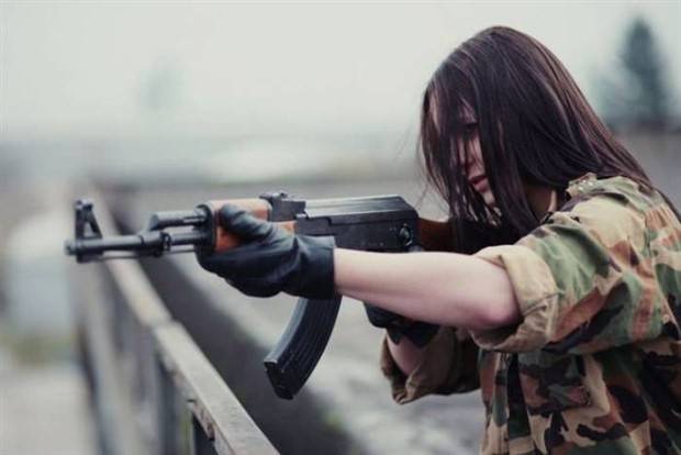 Hot Girls With Guns #4 (35 photos)