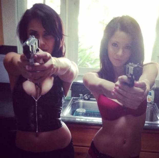 Hot Girls With Guns #4 (35 photos)