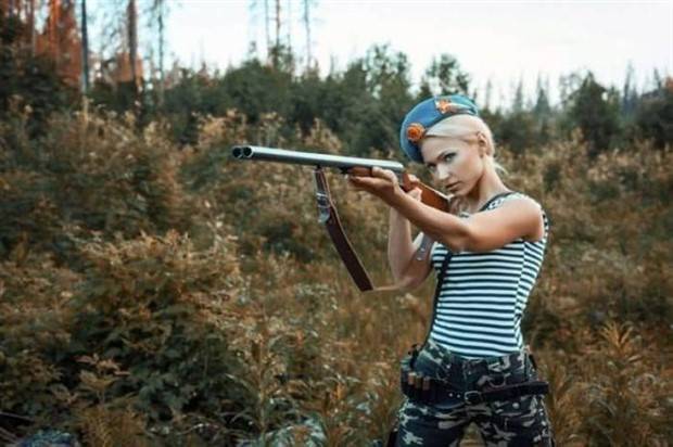 Hot Girls With Guns #4 (35 photos)