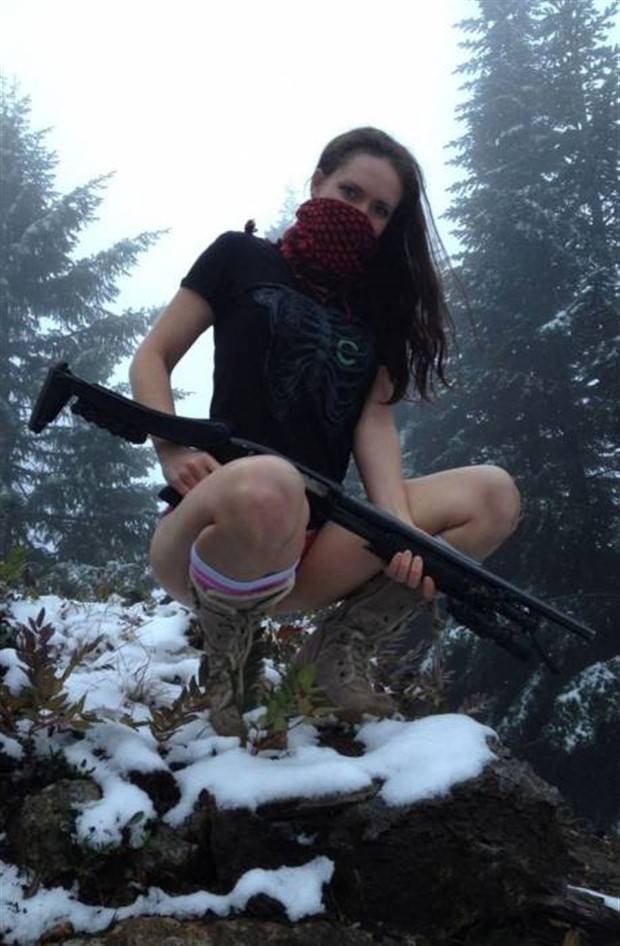 Hot Girls With Guns #4 (35 photos)