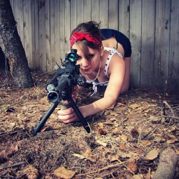 Hot Girls With Guns #4 (35 photos)