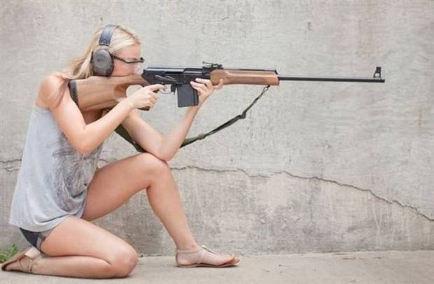 Hot Girls With Guns #4 (35 photos)