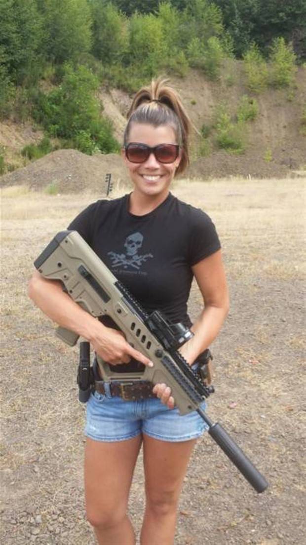Hot Girls With Guns #4 (35 photos)