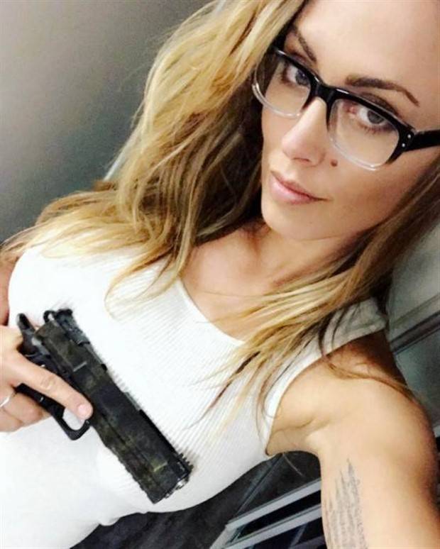 Hot Girls With Guns #4 (35 photos)