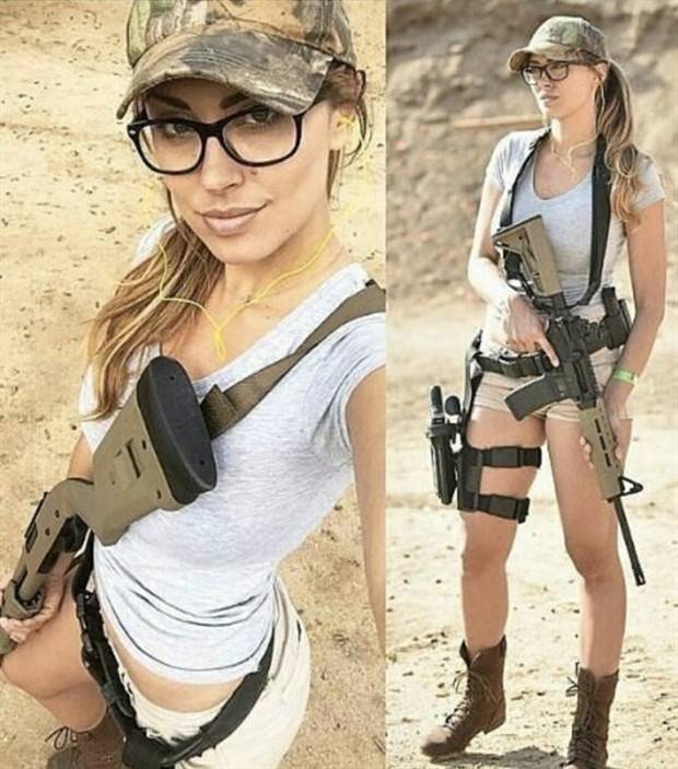 Hot Girls With Guns #4 (35 photos)