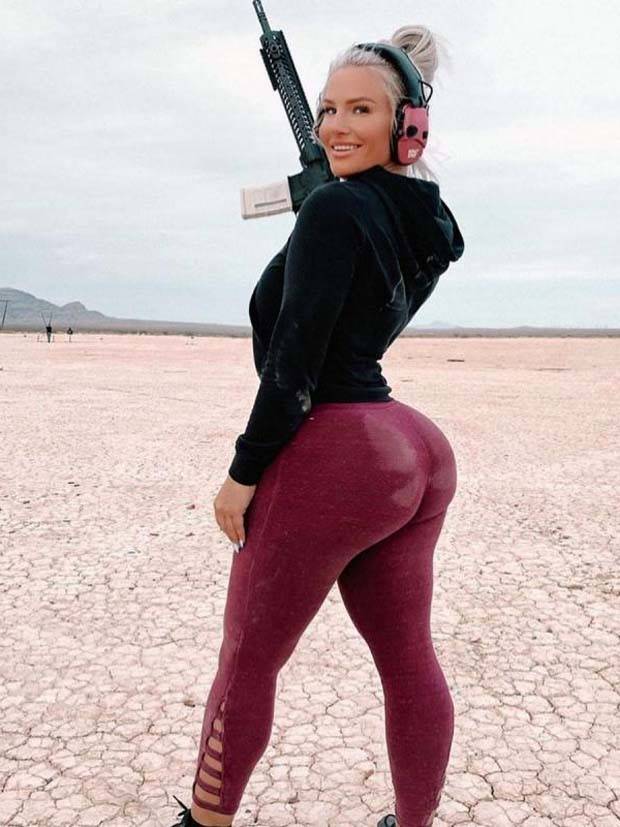 Hot Girls With Guns #4 (35 photos)