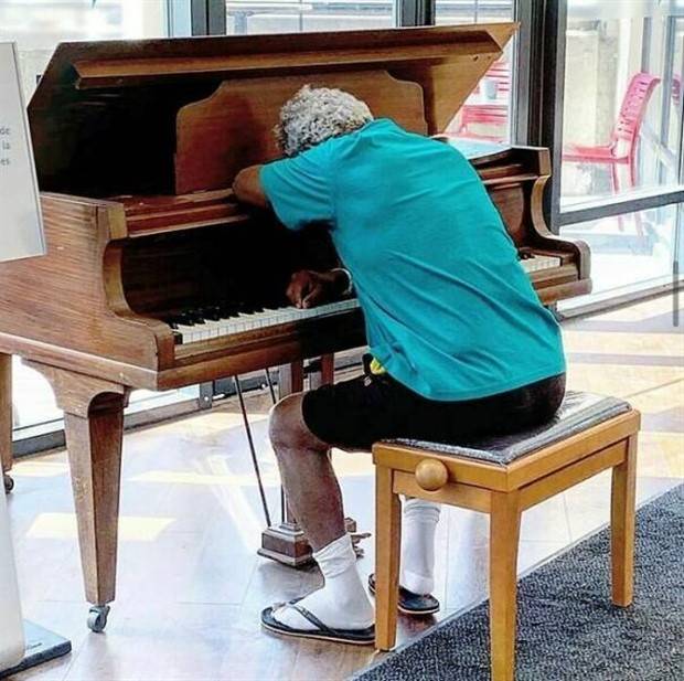 Men Waiting while their Wives Shop Endlessly (27 photos)