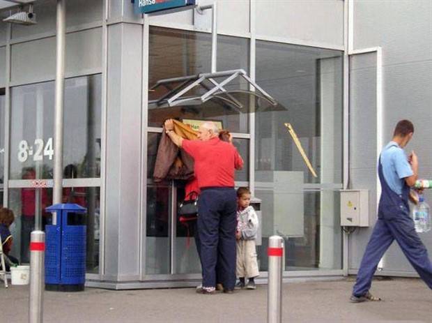 Crazy Moments at ATMs (40 photos)