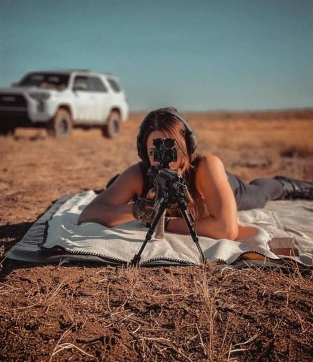 gun loving girls 10 Hot Girls with Guns #6 (33 photos)