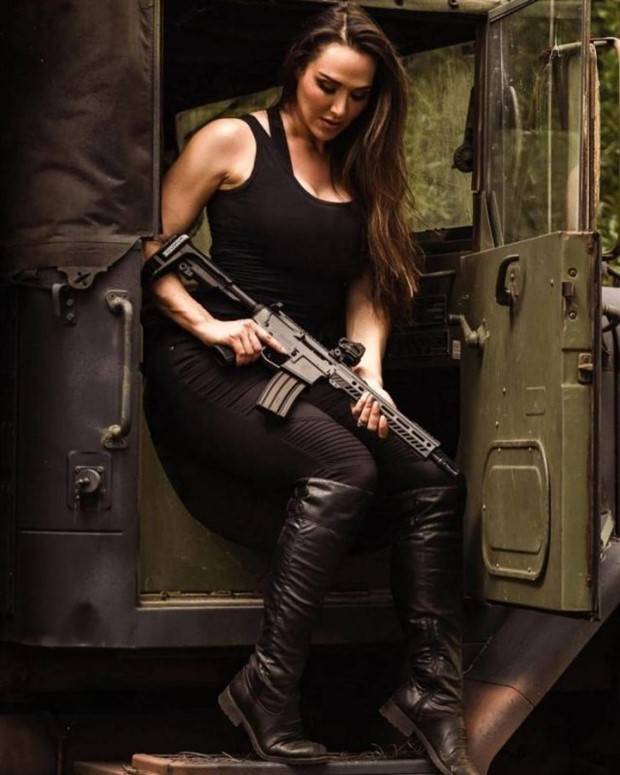 gun loving girls 13 Hot Girls with Guns #6 (33 photos)