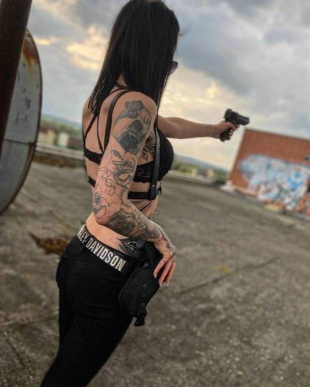 gun loving girls 15 Hot Girls with Guns #6 (33 photos)