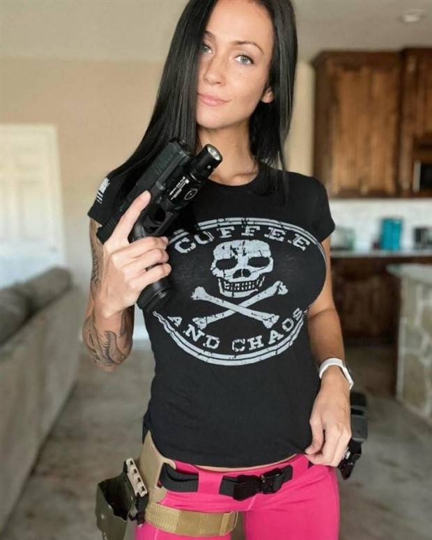 gun loving girls 18 Hot Girls with Guns #6 (33 photos)