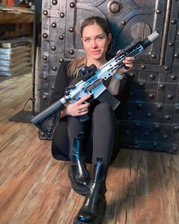 gun loving girls 20 Hot Girls with Guns #6 (33 photos)