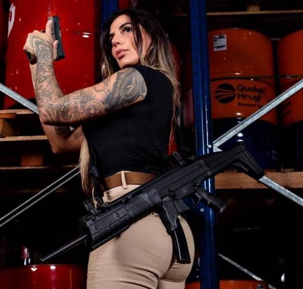 gun loving girls 25 Hot Girls with Guns #6 (33 photos)