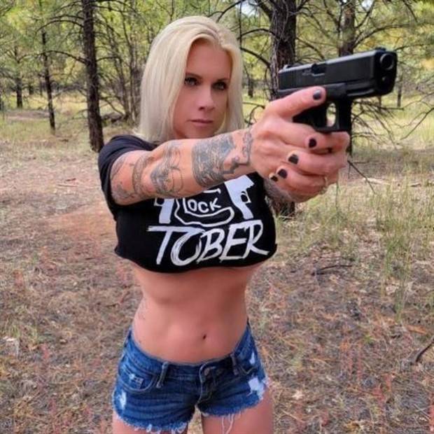 gun loving girls 29 Hot Girls with Guns #6 (33 photos)
