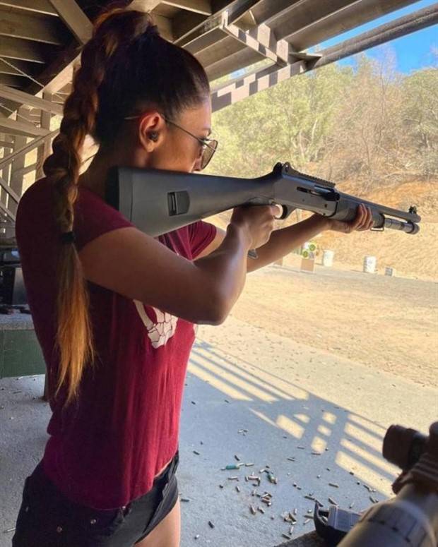 gun loving girls 33 Hot Girls with Guns #6 (33 photos)