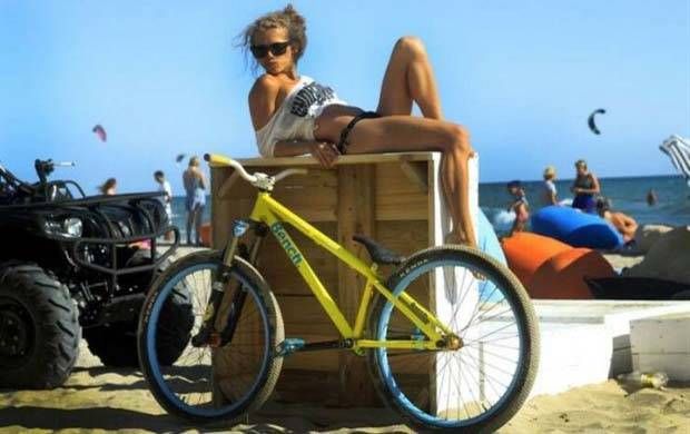Hot Girls on Bicycles #15 (32 photos)