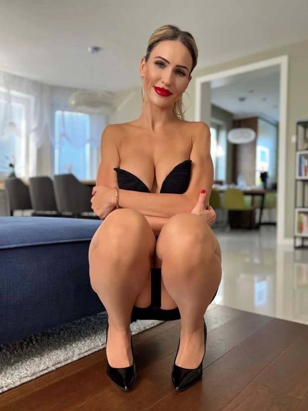 Hot Girls with Red Lips #16 (36 photos)