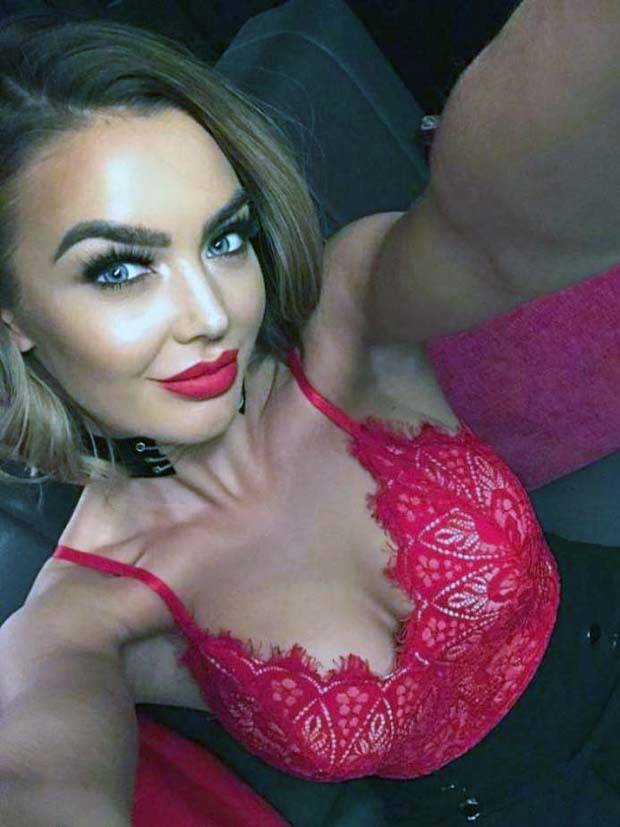 Hot Girls with Red Lips #16 (36 photos)