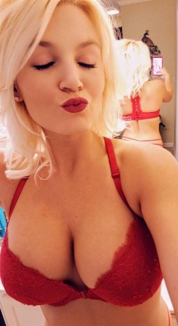 Hot Girls with Red Lips #16 (36 photos)