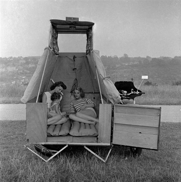 1958s Ingenious Concept: Motorcycle Sidecar Morphs into Two Seater Van (10 photos)