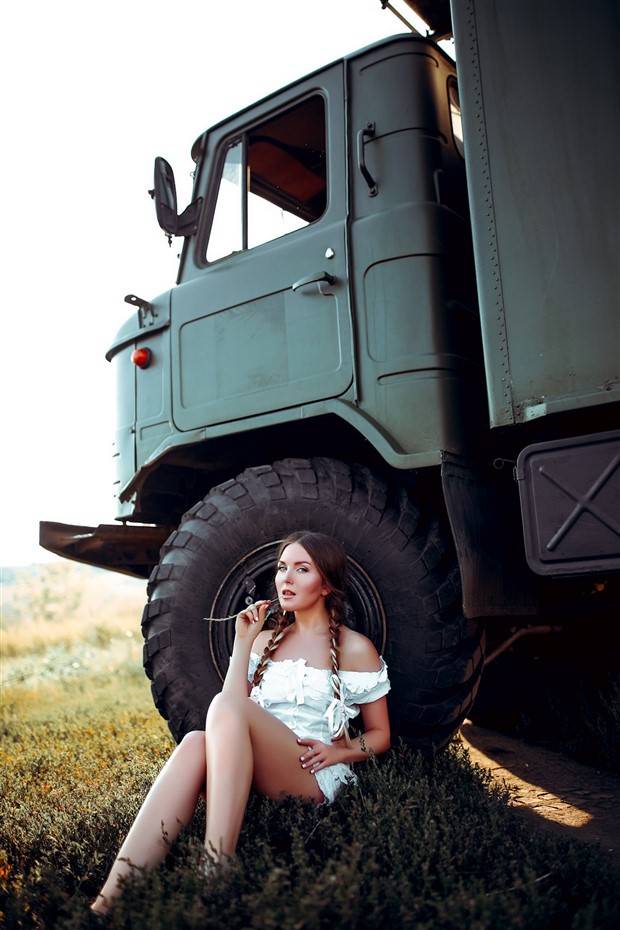 Hot Girls and Tractors (31 photos)
