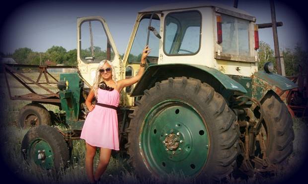 Hot Girls and Tractors (31 photos)