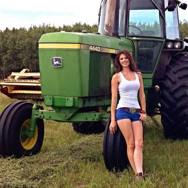 Hot Girls and Tractors (31 photos)