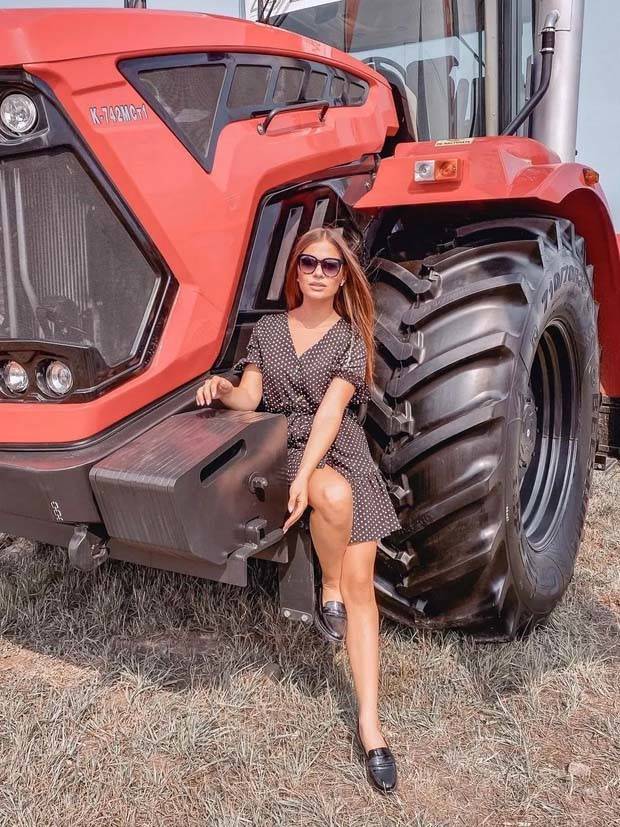Hot Girls and Tractors (31 photos)