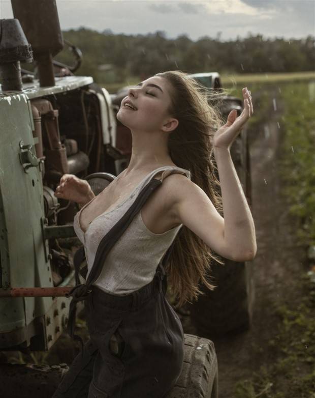 Hot Girls and Tractors (31 photos)