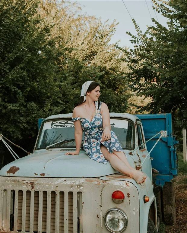 Hot Girls and Tractors (31 photos)