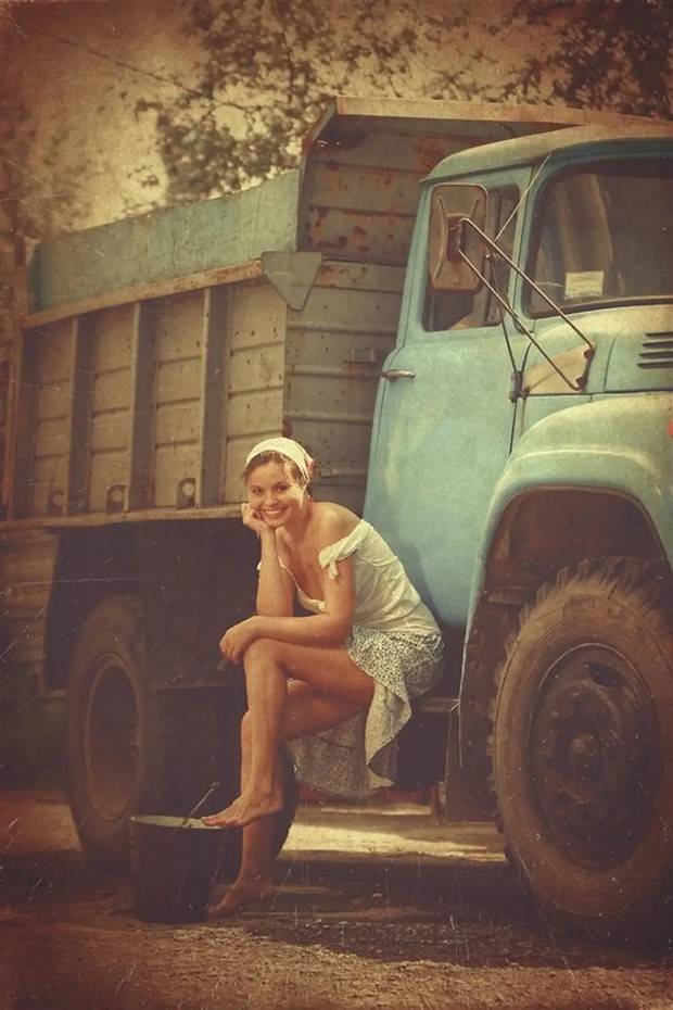 Hot Girls and Tractors (31 photos)