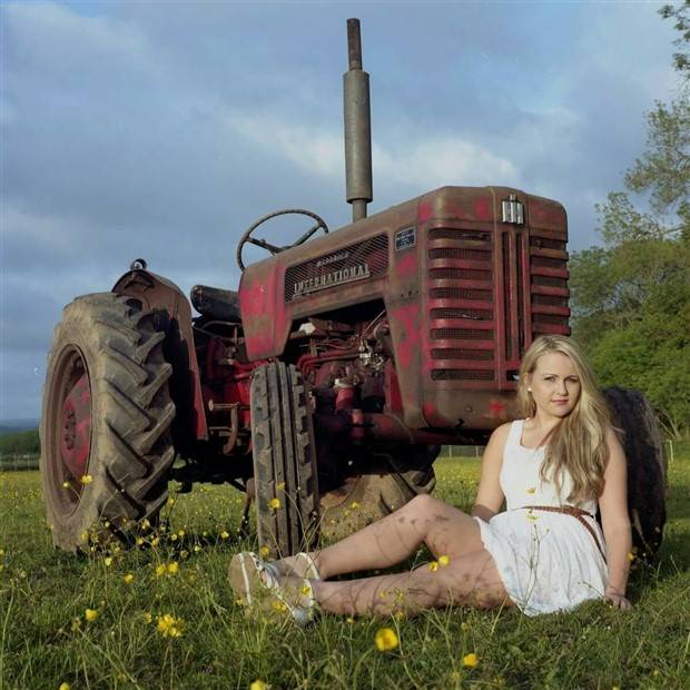 Hot Girls and Tractors (31 photos)