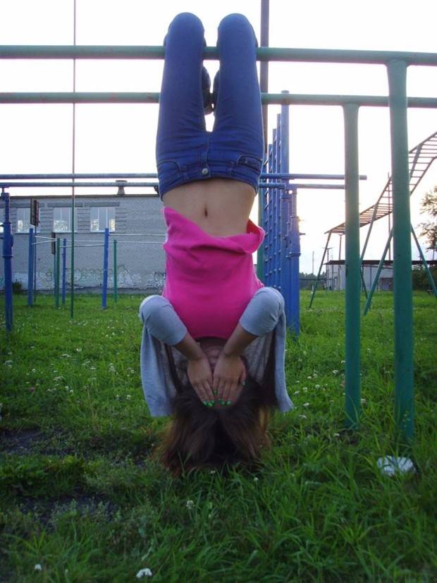 Girls Hanging Upside Down (23 photos)