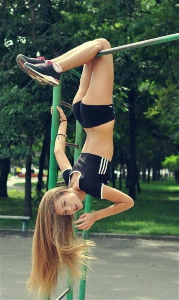 Girls Hanging Upside Down (23 photos)
