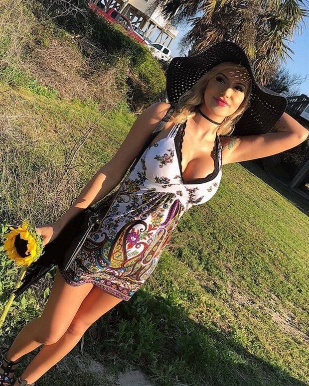 Hot Girls in Tight Dresses #49 (33 photos)