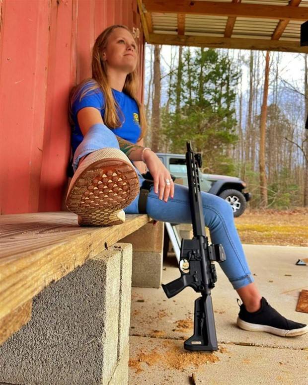 Hot Girls with Guns #8 (25 photos)