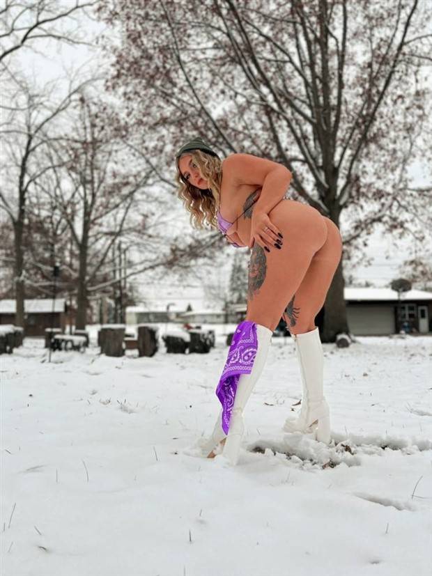 hot girls in winter 1 Hot Girls who are Not Afraid of the Cold (40 photos)