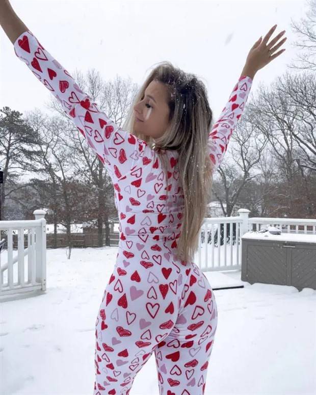 hot girls in winter 16 Hot Girls who are Not Afraid of the Cold (40 photos)