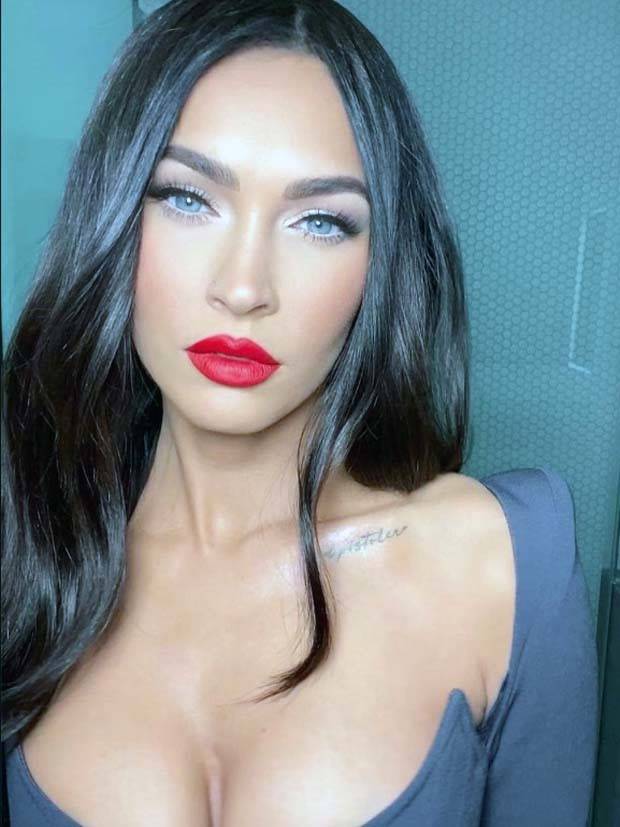 Hot Girls with Red Lips #18 (30 photos)