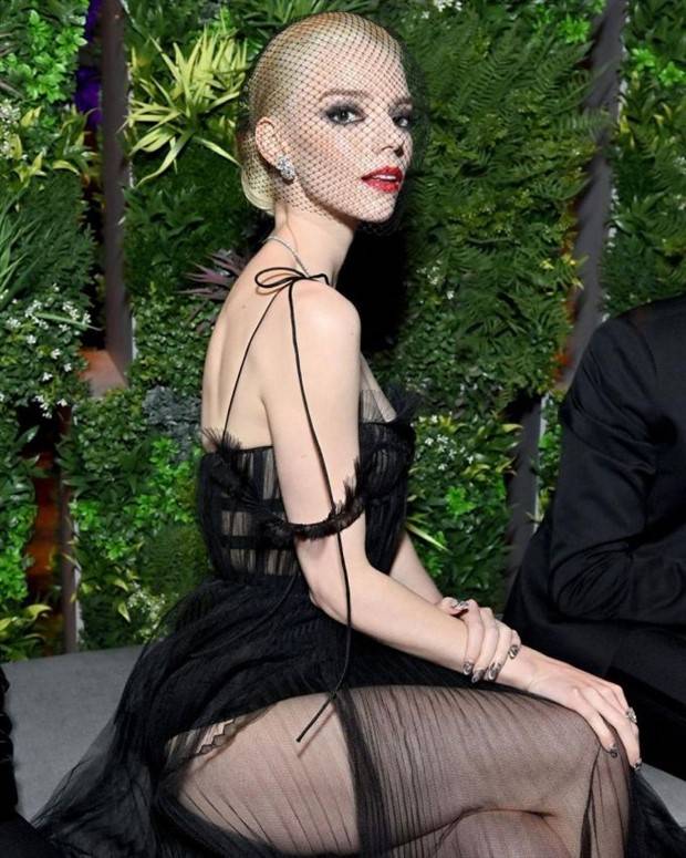 Hot Girls with Red Lips #18 (30 photos)