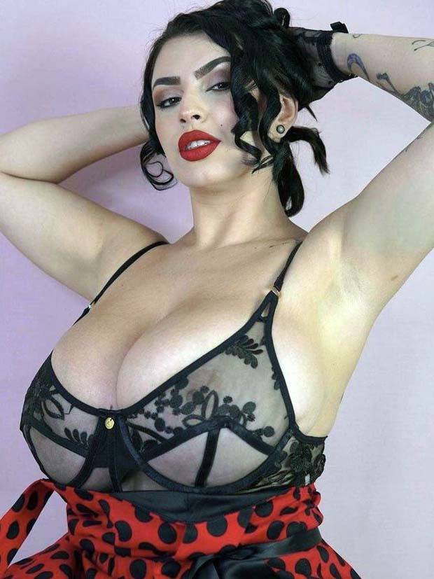 Hot Girls with Red Lips #18 (30 photos)